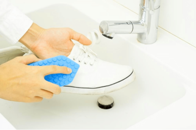 How to Clean White Vans Shoes