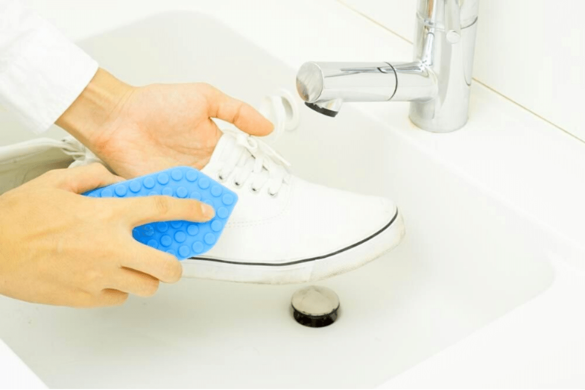 Чем можно почистить подошву. Мытье кроссовок. Помыть кроссовки. Вытирает белые кроссовки. Меламиновая губка для белых кроссовок.